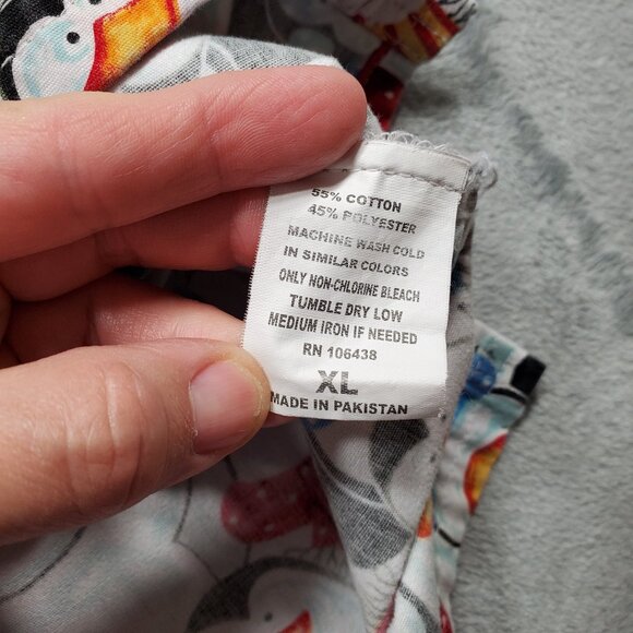 MNJ V-Neck Scrub Top Santa Claus with Penguins Holiday Theme Print 2 Pckts Sz XL - Picture 4 of 10